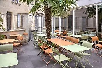 Hotel De La Tour A 2*